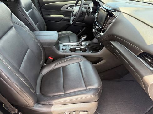 Used 2022 Chevrolet Traverse LT w/ LT Premium Package FWD image 12