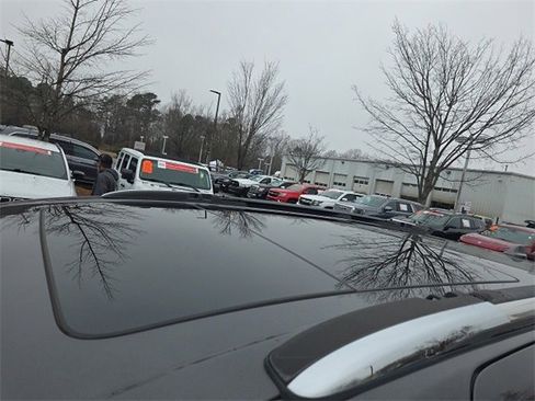 Used 2020 Chrysler Pacifica Limited w/ Tire & Wheel Group image 3