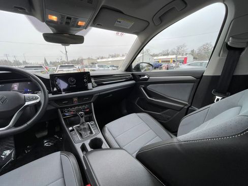 Used 2025 Volkswagen Jetta SE image 35