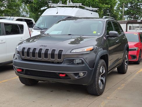 Used 2018 Jeep Cherokee Trailhawk AWD/4WD image 2