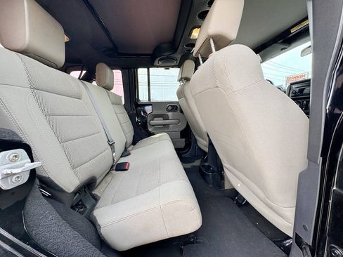 Used 2007 Jeep Wrangler Unlimited Sahara AWD/4WD image 25