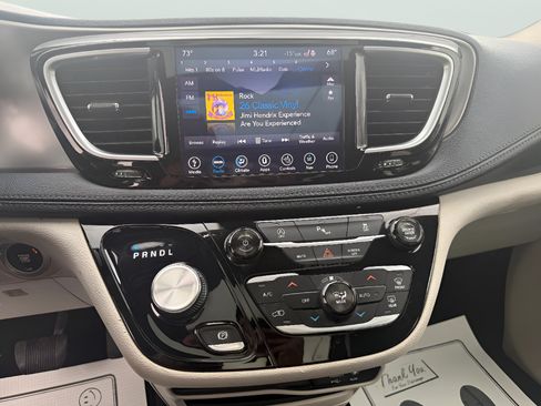 Used 2018 Chrysler Pacifica Limited FWD image 28