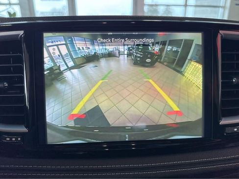 Used 2024 Chrysler Pacifica Touring-L AWD/4WD image 25