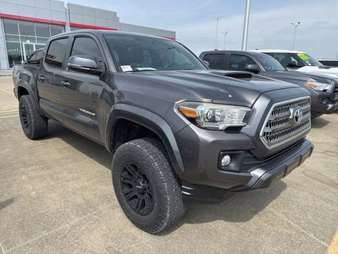 Used 2016 Toyota Tacoma TRD Sport image 13