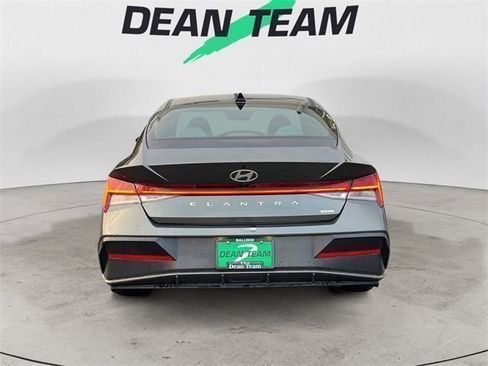 Used 2025 Hyundai Elantra Limited image 7