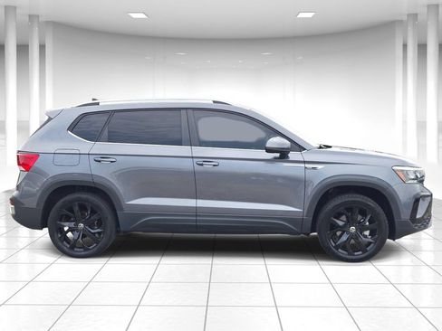Used 2022 Volkswagen Taos SE AWD/4WD image 2