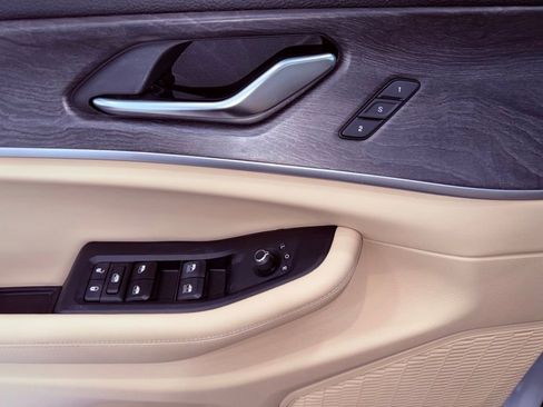 Used 2024 Jeep Grand Cherokee Limited w/ Black Appearance Package image 21