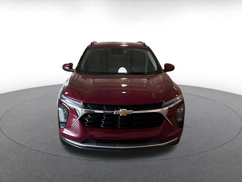 Used 2025 Chevrolet Trax LT w/ LT Convenience Package FWD image 3