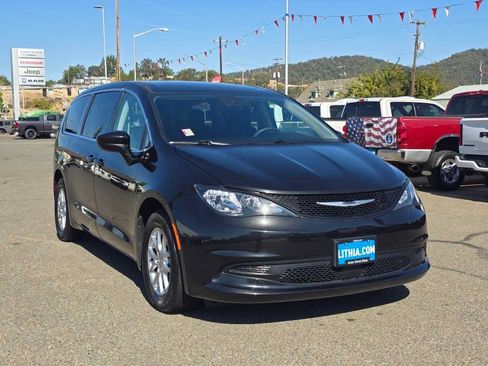 Used 2023 Chrysler Voyager LX FWD image 7