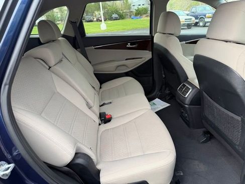 Used 2017 Kia Sorento LX w/ LX Convenience Package image 10