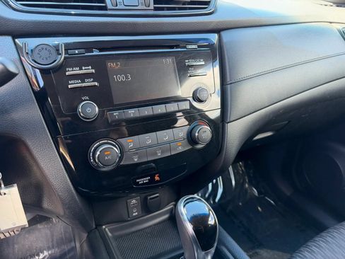 Used 2017 Nissan Rogue S w/ S Appearance Package AWD/4WD image 18