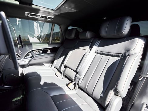 Used 2025 Land Rover Range Rover Long Wheelbase Autobiography image 41