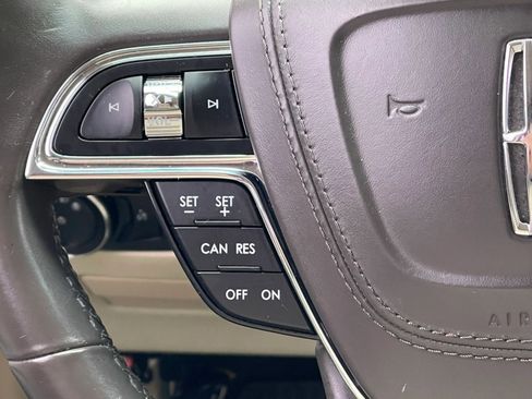 Used 2017 Lincoln Continental Select image 29