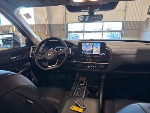 Certified 2025 Nissan Pathfinder Platinum image 15