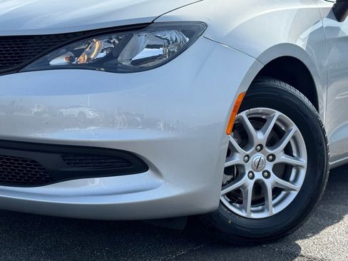 Used 2023 Chrysler Voyager LX image 5