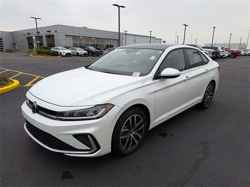 Used 2025 Volkswagen Jetta SE w/ Sunroof Package image 3
