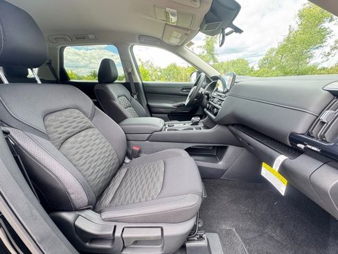 Certified 2025 Nissan Pathfinder S image 23