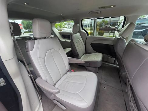 Used 2017 Chrysler Pacifica Touring-L FWD image 18