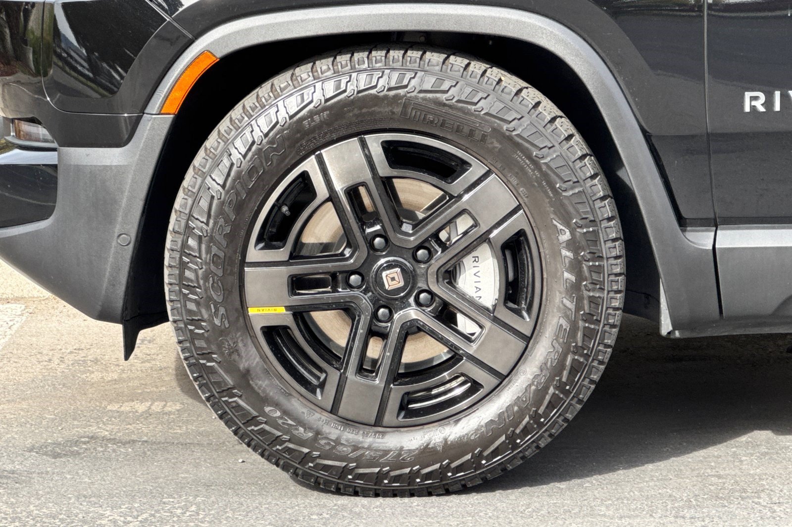 Used 2025 Rivian R1S Adventure Dual AWD/4WD image 37