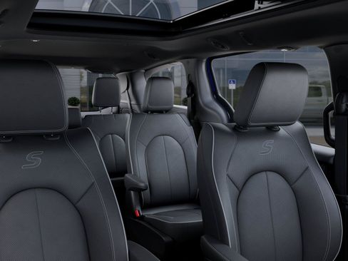 New 2027 Chrysler Pacifica Limited FWD image 26
