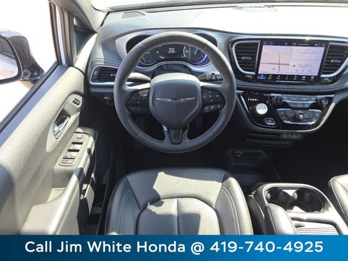 Used 2024 Chrysler Pacifica Limited FWD image 23