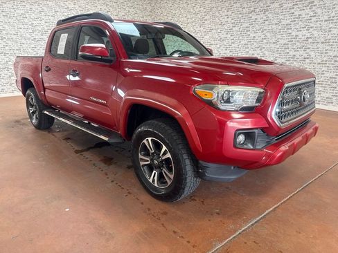 Used 2017 Toyota Tacoma TRD Sport w/ Tow Package RWD image 1