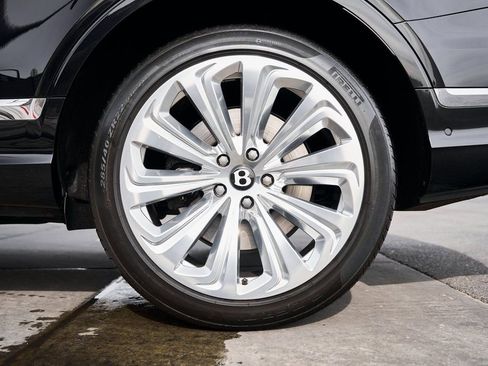 Used 2023 Bentley Bentayga Extended Wheelbase image 19