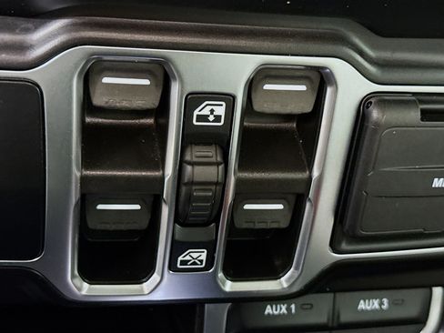 Used 2021 Jeep Wrangler Unlimited Sahara image 24