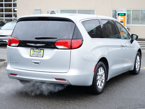 Used 2024 Chrysler Voyager LX image 6