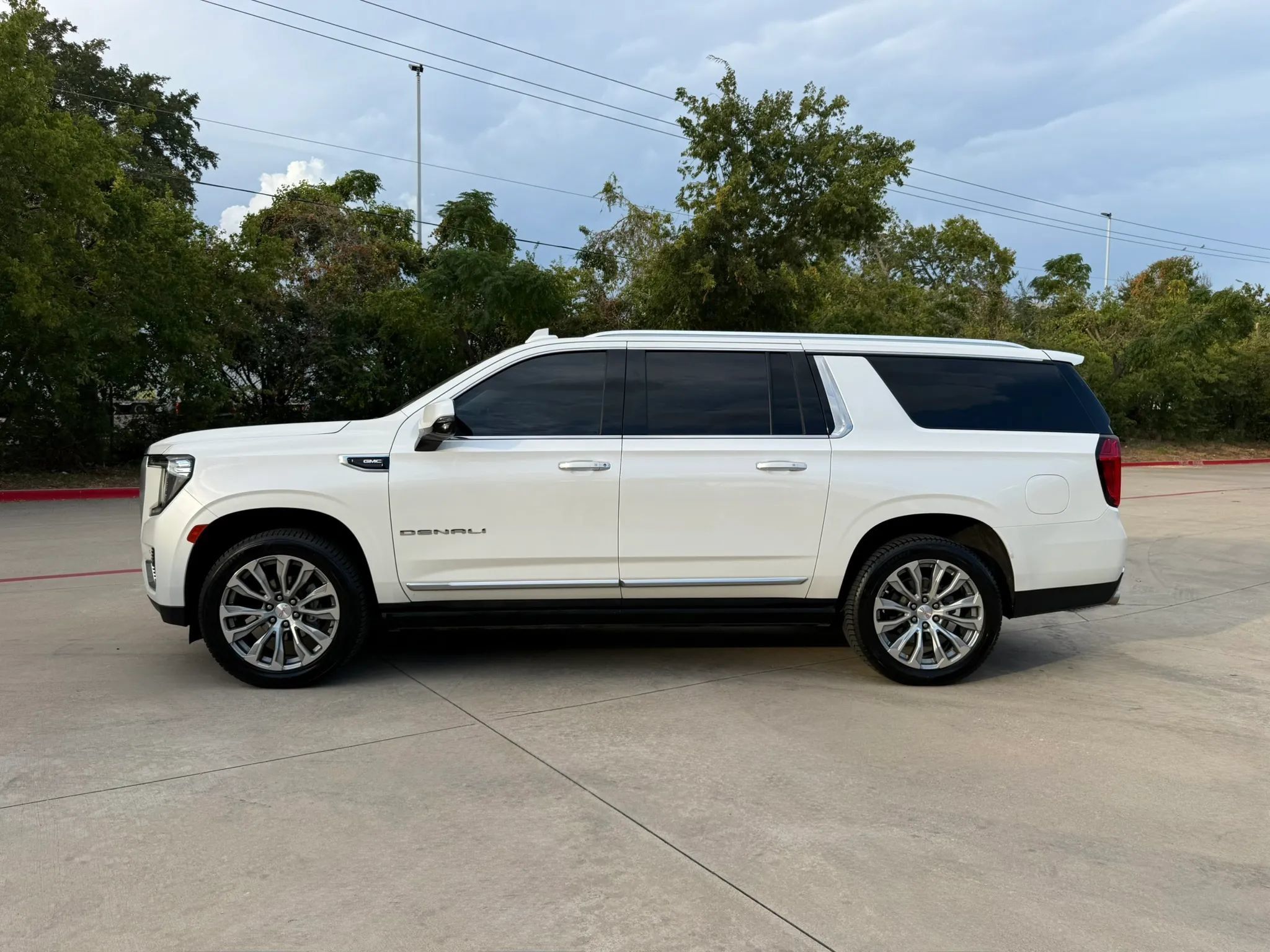 Used 2021 GMC Yukon XL Denali w/ Denali Premium Package AWD/4WD image 3