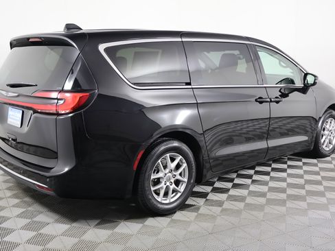 Used 2024 Chrysler Pacifica Touring-L image 6