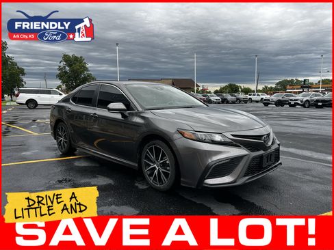 Used 2024 Toyota Camry SE FWD image 2