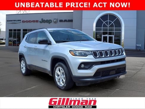 Used 2024 Jeep Compass Latitude AWD/4WD image 1