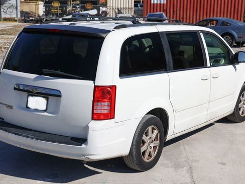 Used 2008 Chrysler Town & Country Touring image 6
