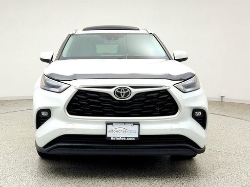 Used 2022 Toyota Highlander XLE AWD/4WD image 2