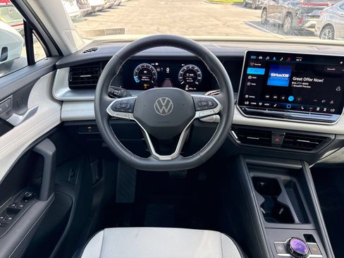 Certified 2025 Volkswagen Tiguan SE AWD/4WD image 14