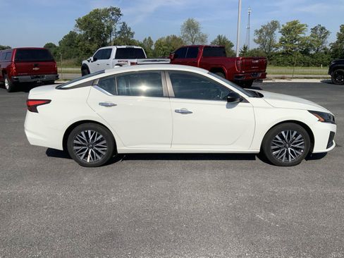 Used 2025 Nissan Altima 2.5 SV FWD image 12