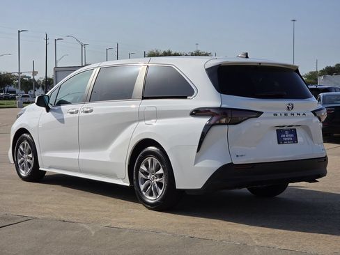 Used 2025 Toyota Sienna LE FWD image 7
