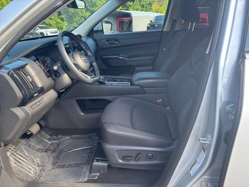 Used 2025 Nissan Pathfinder SV FWD image 22