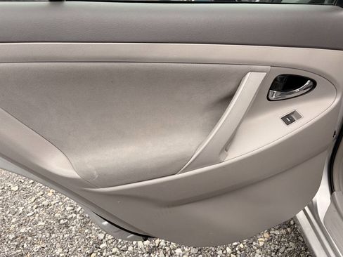 Used 2010 Toyota Camry LE image 17