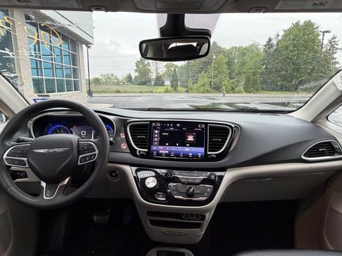 Used 2023 Chrysler Pacifica Touring-L FWD image 12