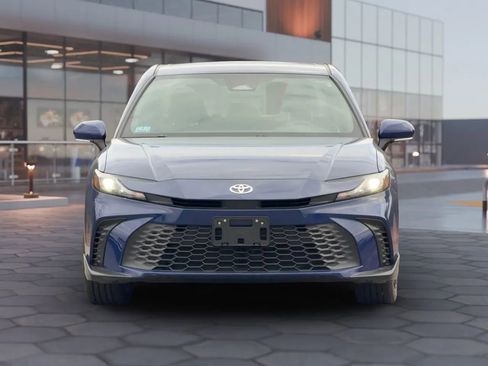 Used 2025 Toyota Camry SE image 1