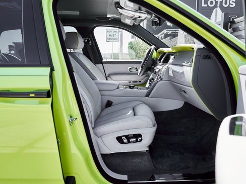 Used 2024 Rolls-Royce Cullinan image 30