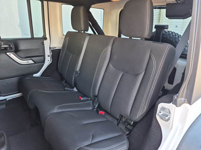 Used 2018 Jeep Wrangler Unlimited Rubicon w/ Connectivity Group AWD/4WD image 16