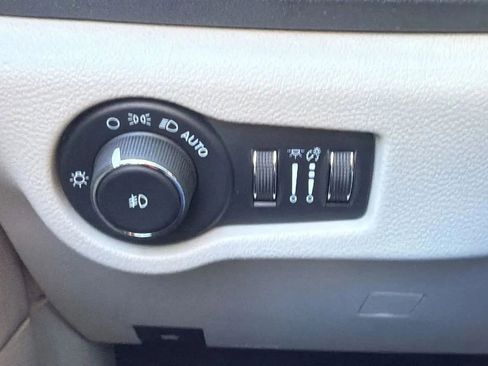 Used 2021 Chrysler Pacifica Touring-L FWD image 15