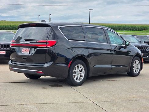 Certified 2023 Chrysler Pacifica Touring-L FWD image 8