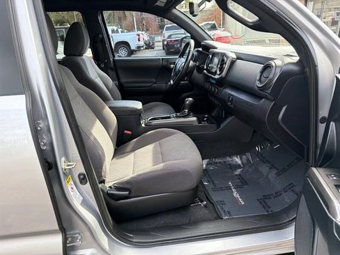 Used 2017 Toyota Tacoma TRD Off-Road w/ Premium & Technology Package AWD/4WD image 24