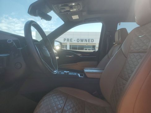 Used 2022 Cadillac Escalade Premium Luxury image 8