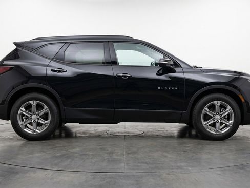 Used 2025 Chevrolet Blazer LT FWD image 11