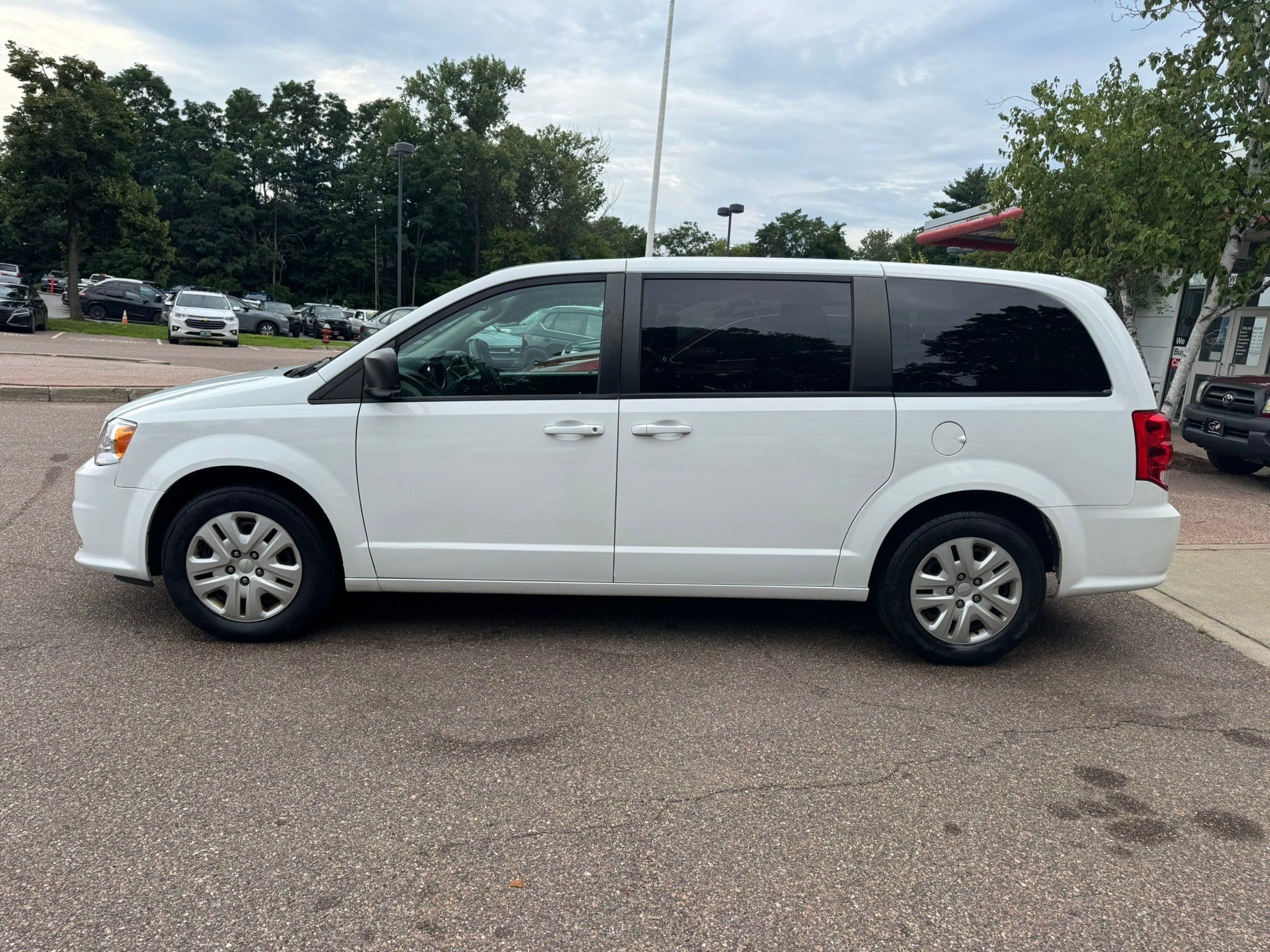 Used 2018 Dodge Grand Caravan SE w/ UConnect Hands-Free Group FWD image 4